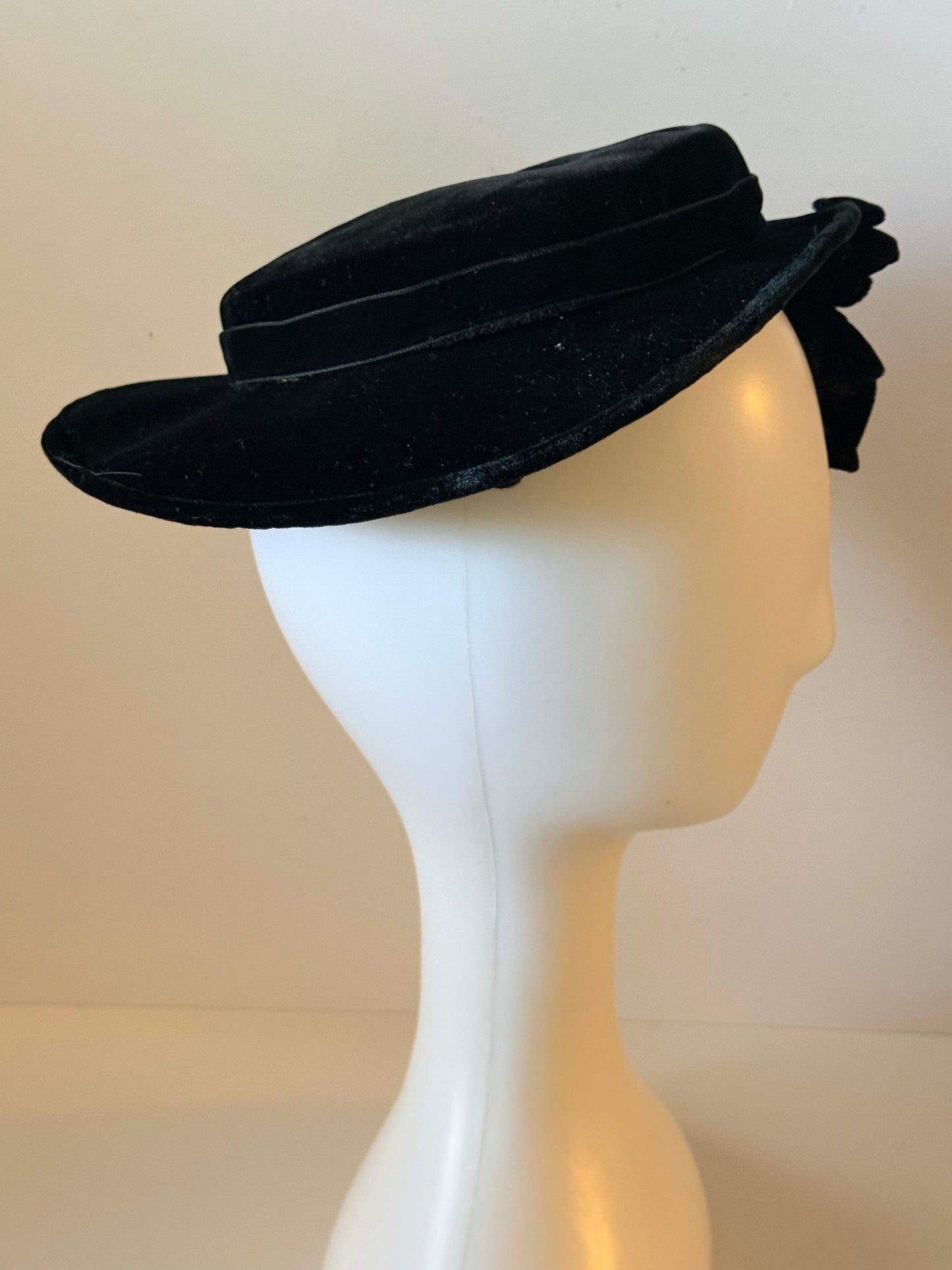 Vintage 1940s Black Velvet Tilt Hat | Sculptural Floral Cocktail Hat | Film Noir Fascinator