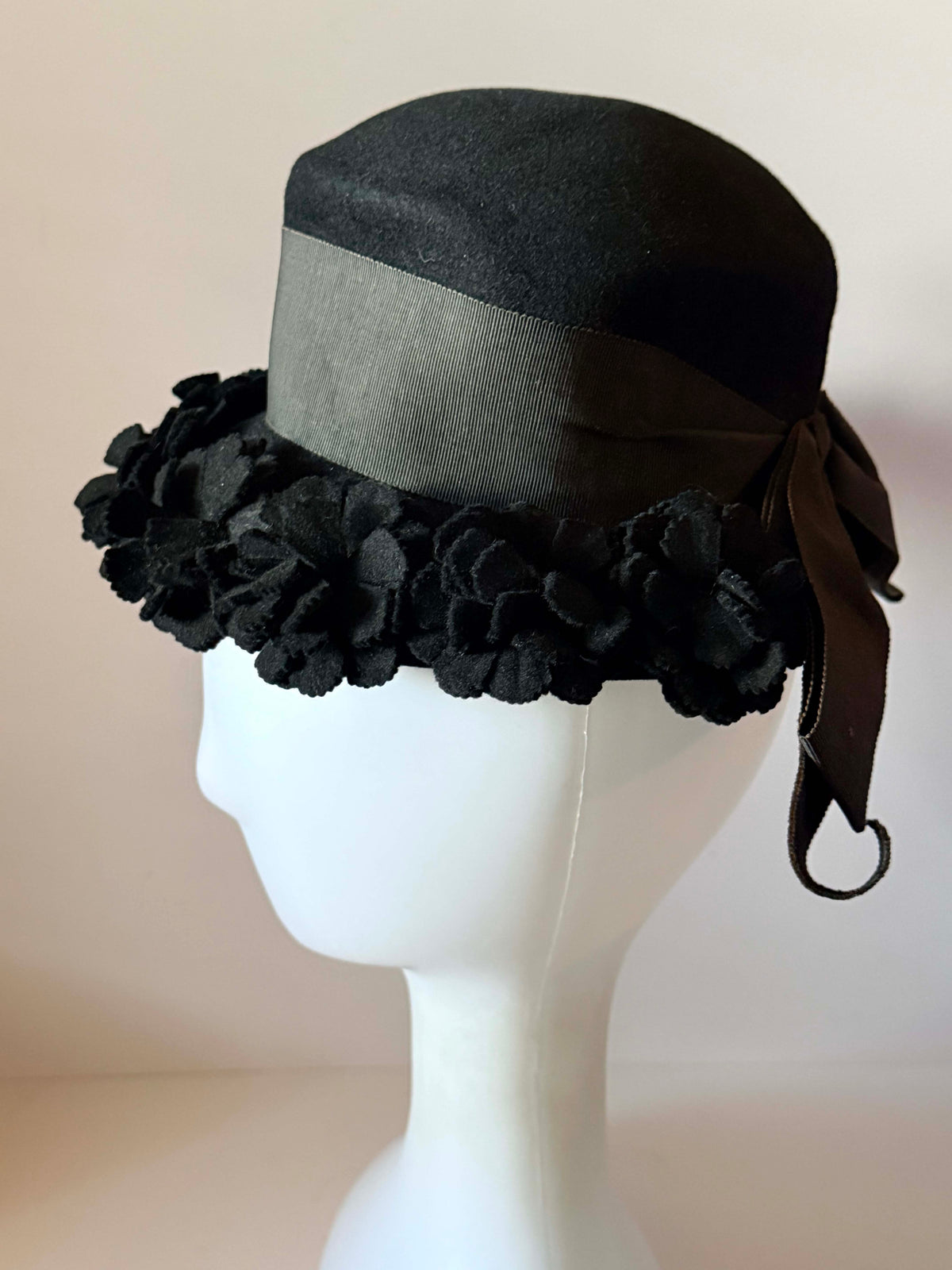 Vintage 1950s Dana Marte Black Felt Hat Floral Brim Grosgrain Ribbon Bow Mid Century Designer Millinery