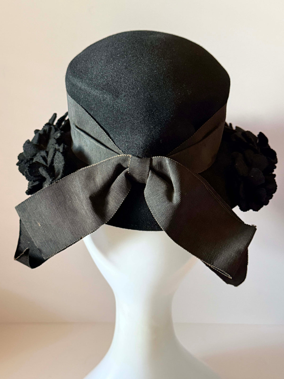 Vintage 1950s Dana Marte Black Felt Hat Floral Brim Grosgrain Ribbon Bow Mid Century Designer Millinery
