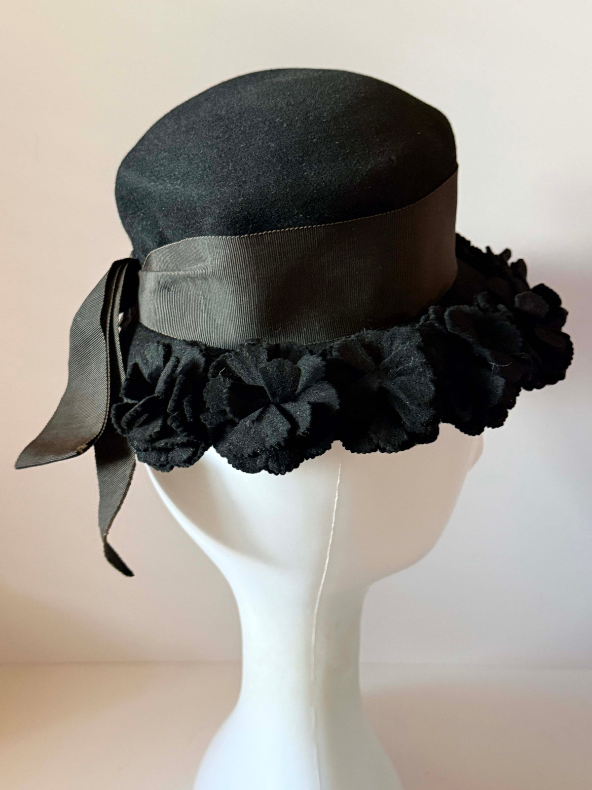 Vintage 1950s Dana Marte Black Felt Hat Floral Brim Grosgrain Ribbon Bow Mid Century Designer Millinery