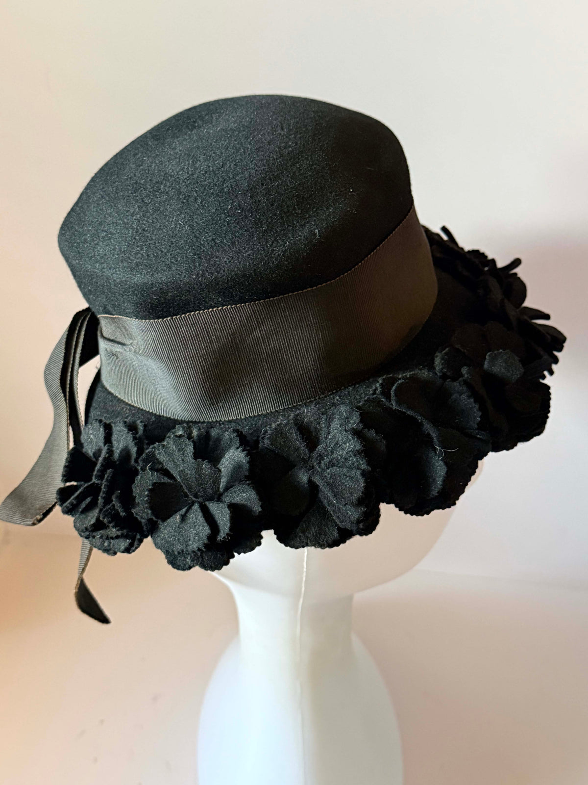 Vintage 1950s Dana Marte Black Felt Hat Floral Brim Grosgrain Ribbon Bow Mid Century Designer Millinery