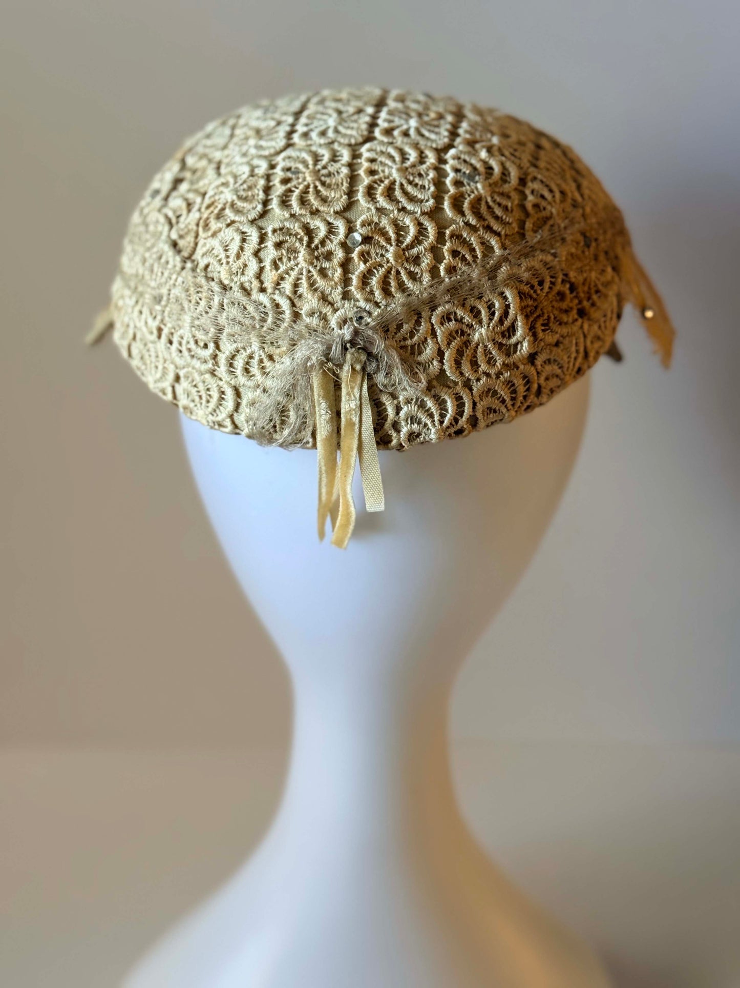 Vintage 1950s Ivory Lace Cocktail Hat | Beaded Cloche Fascinator | Bridal Cap Hat