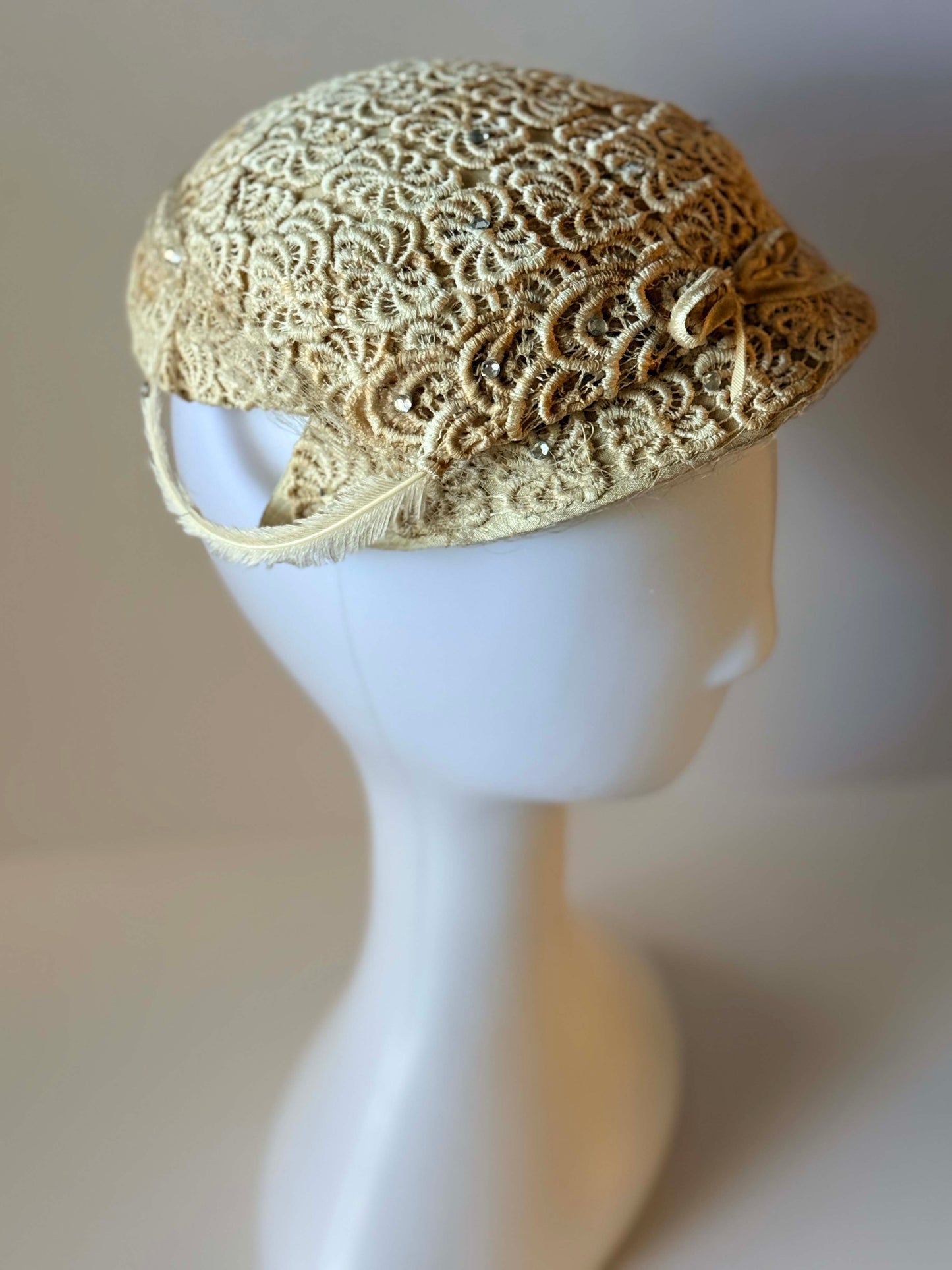 Vintage 1950s Ivory Lace Cocktail Hat | Beaded Cloche Fascinator | Bridal Cap Hat