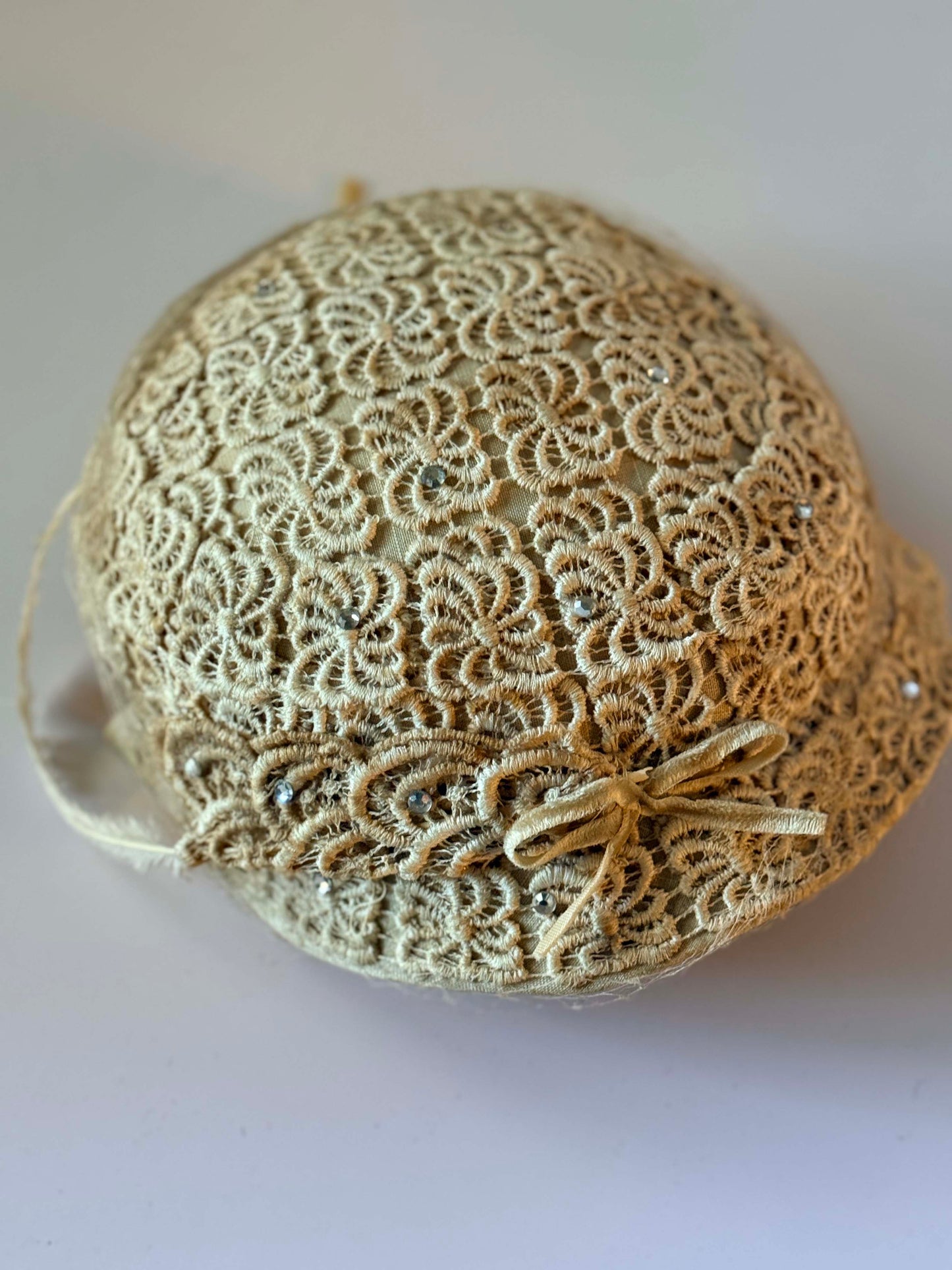 Vintage 1950s Ivory Lace Cocktail Hat | Beaded Cloche Fascinator | Bridal Cap Hat