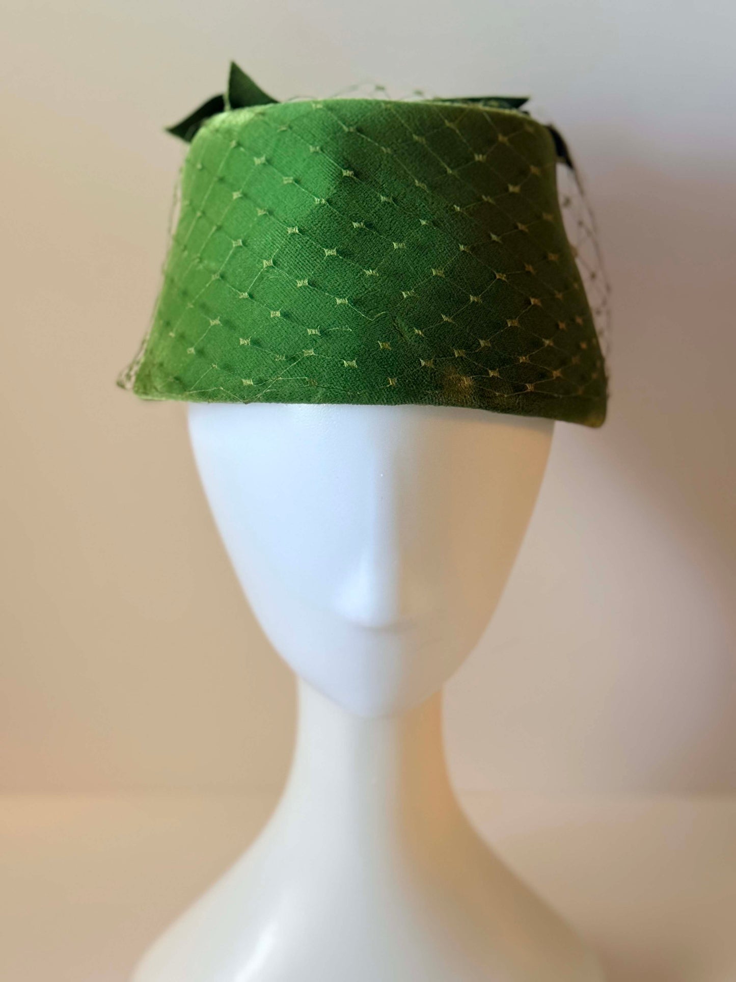 Vintage Fisk Chicago Green Veiled Pillbox Hat | 1950s Cocktail Fascinator | Emerald Mid Century Millinery