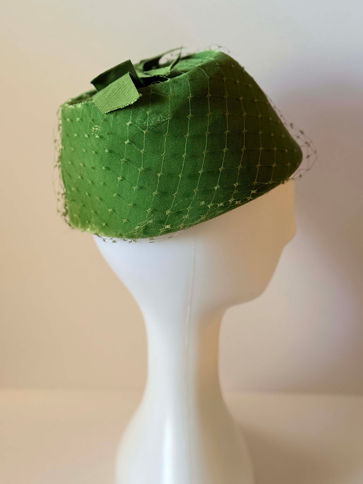 Vintage Fisk Chicago Green Veiled Pillbox Hat | 1950s Cocktail Fascinator | Emerald Mid Century Millinery