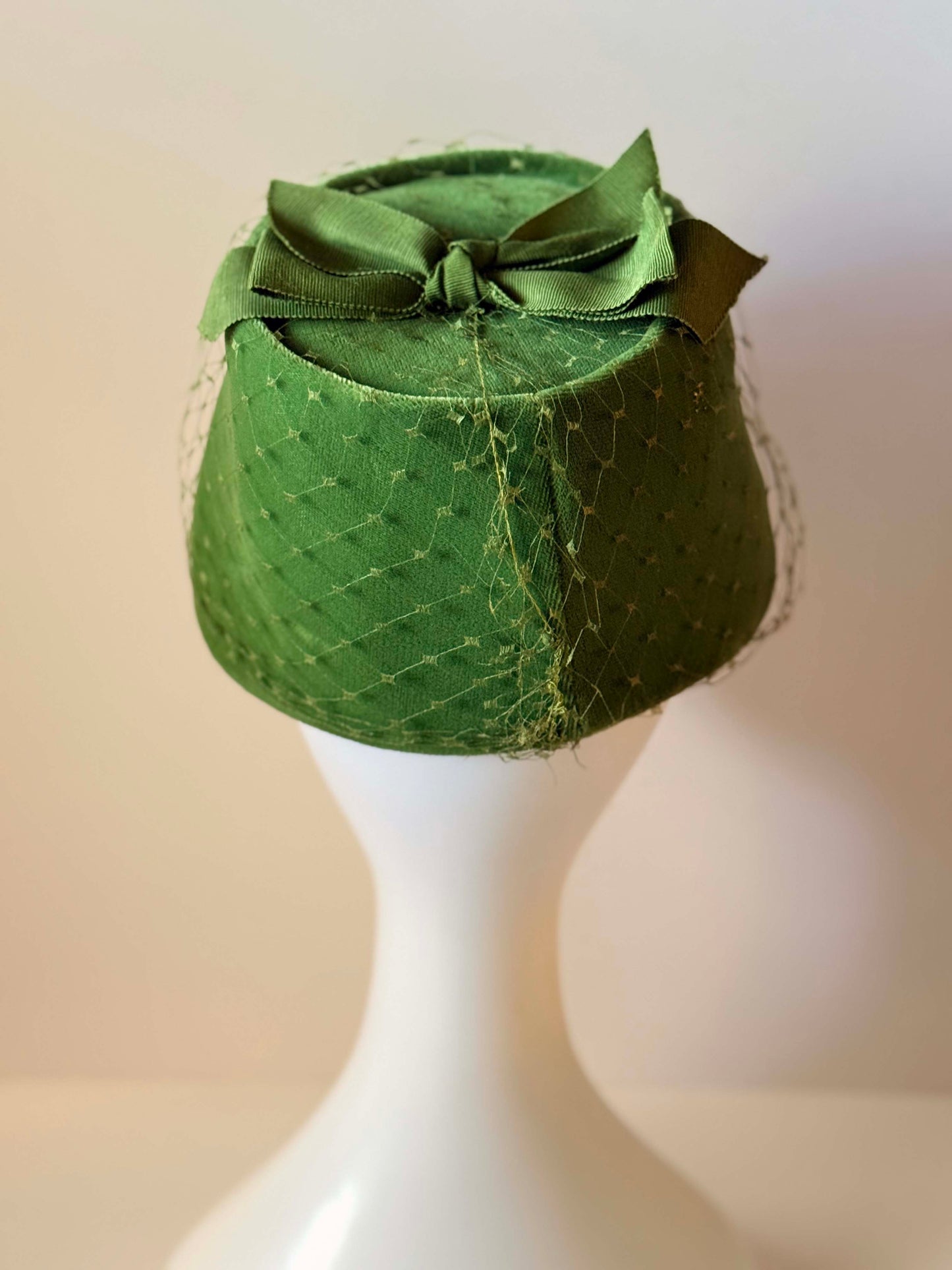 Vintage Fisk Chicago Green Veiled Pillbox Hat | 1950s Cocktail Fascinator | Emerald Mid Century Millinery