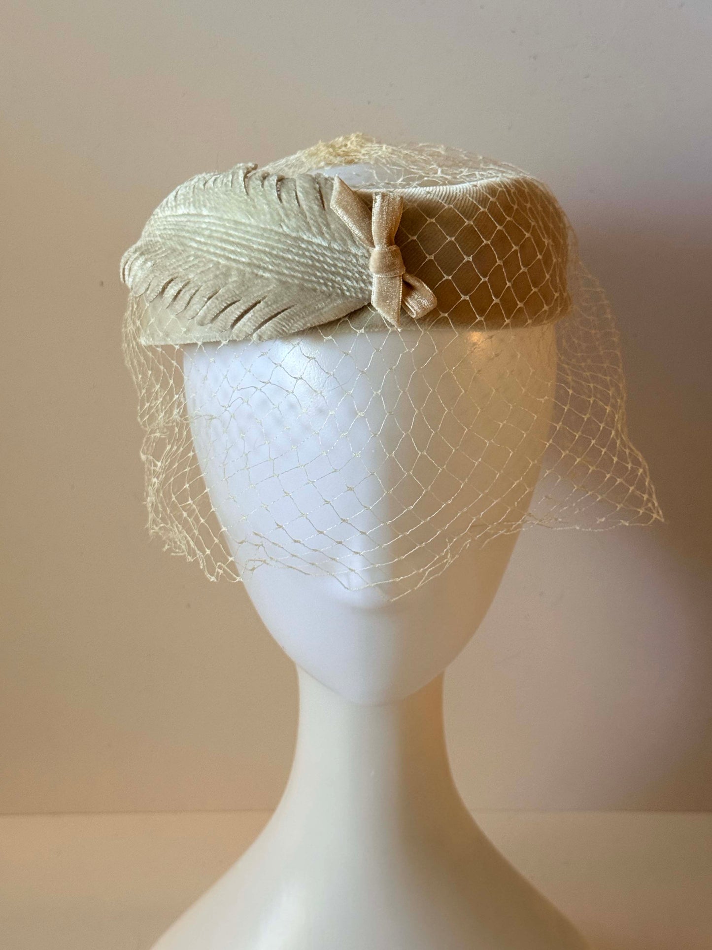 1950s Ivory Velvet Halo Hat with Birdcage Veil | Sculptural Feather Detail Fascinator | Vintage Bridal Cocktail Hat