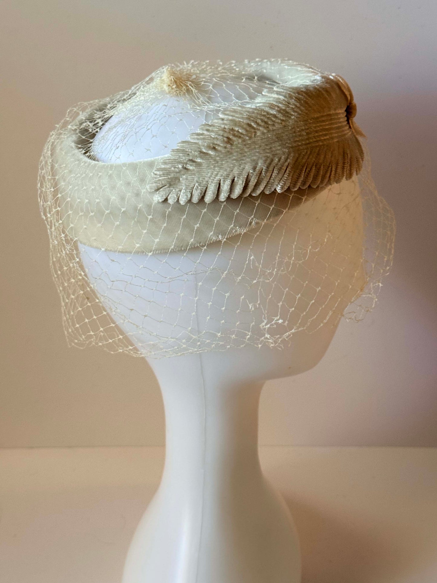 1950s Ivory Velvet Halo Hat with Birdcage Veil | Sculptural Feather Detail Fascinator | Vintage Bridal Cocktail Hat