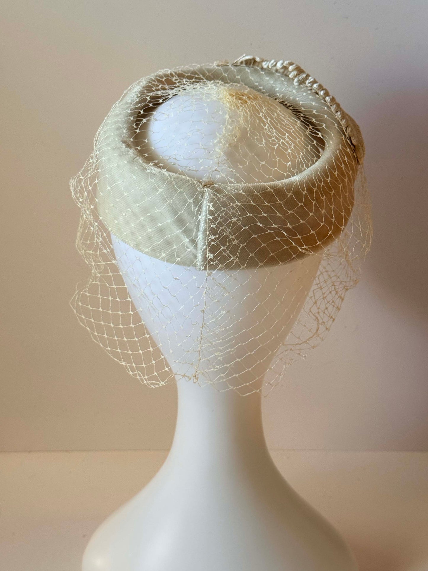 1950s Ivory Velvet Halo Hat with Birdcage Veil | Sculptural Feather Detail Fascinator | Vintage Bridal Cocktail Hat