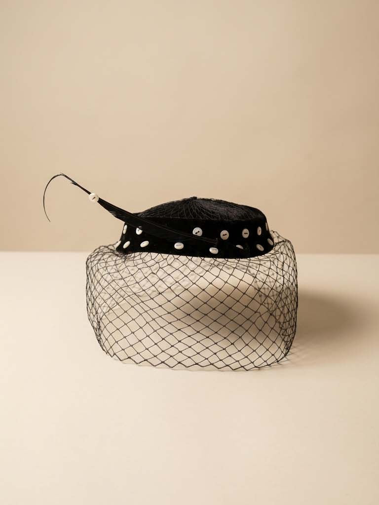 Vintage 1950s Black Velvet Veil Hat – Birdcage Veil Cocktail Hat with Feather & Button Detail, Mid Century Fascinator