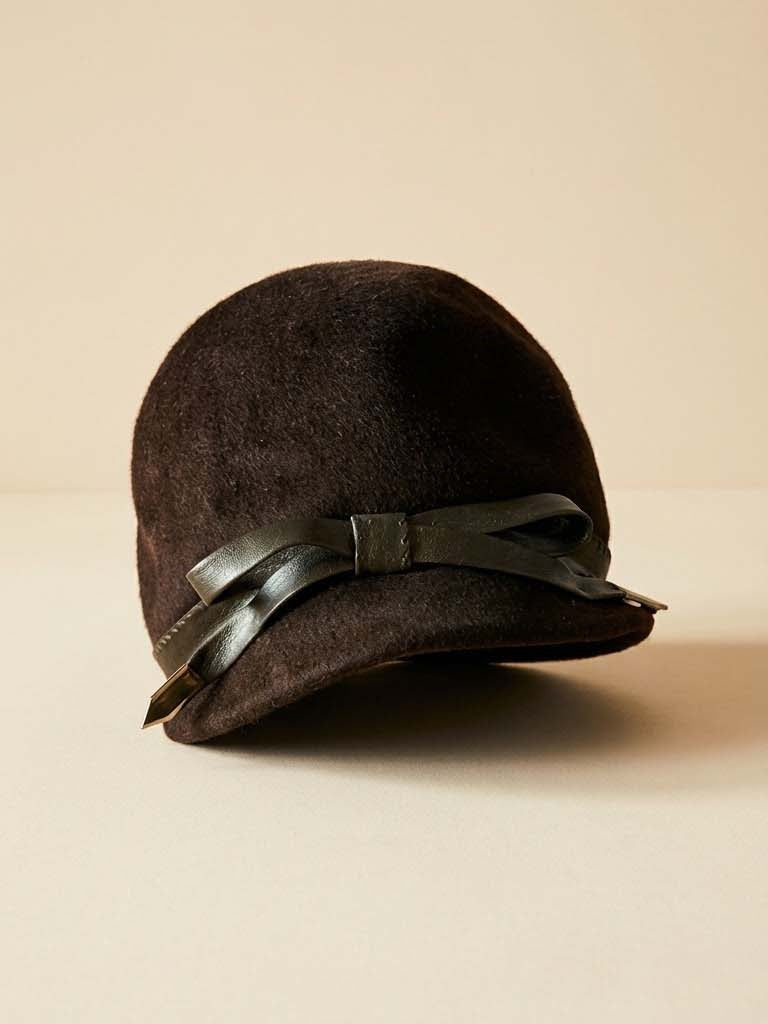 Vintage 1950s Brown Wool Felt Cloche Hat – Glenover Henry Pollak – Leather Bow Trim – Classic Mid Century Minimalist Style