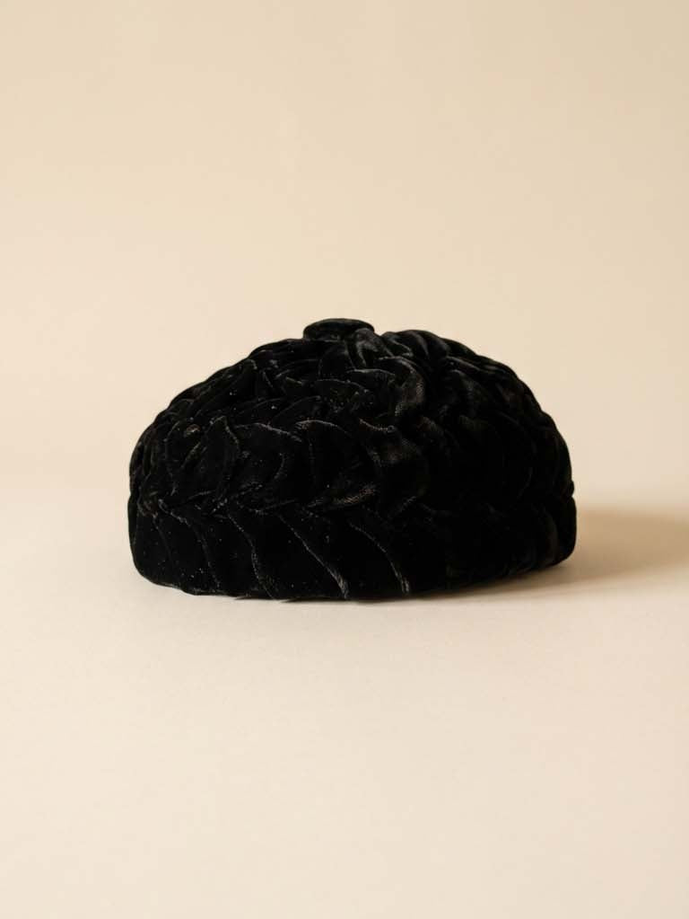 Vintage 1950s Black Velvet Tam O'Shanter Hat – Textured Rosette Woven Cap – Classic Mid Century Cocktail Hat – Elegant Formal Evening Hat