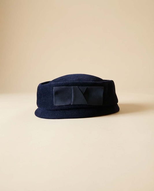Vintage Hattie Carnegie Navy Wool Felt Pillbox Hat – 1950s–1960s Designer Cocktail Hat with Grosgrain Bow