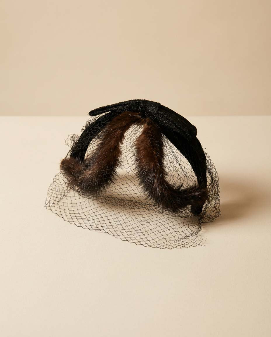 1950s Black Velvet & Mink Fascinator – Veiled Cocktail Hat – Mid-Century Fur Trim Statement Piece