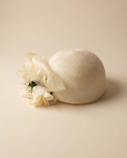 Vintage 1960s Inspired Ivory Straw Dome Hat – Floral Bridal Fascinator – Sculptural Wedding Headpiece – Garden Party Hat