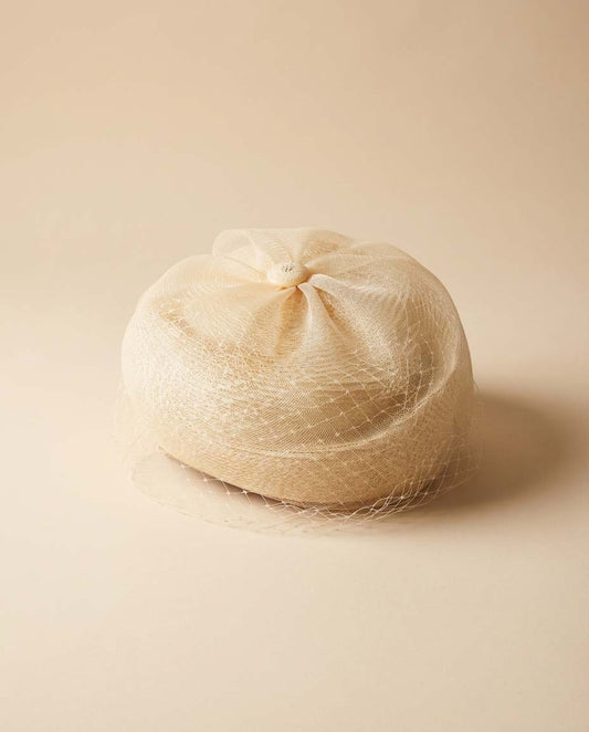 Vintage Late 1980s–Early 1990s Ivory Straw Veiled Pillbox Hat – Bridal Fascinator – Retro Wedding Headpiece