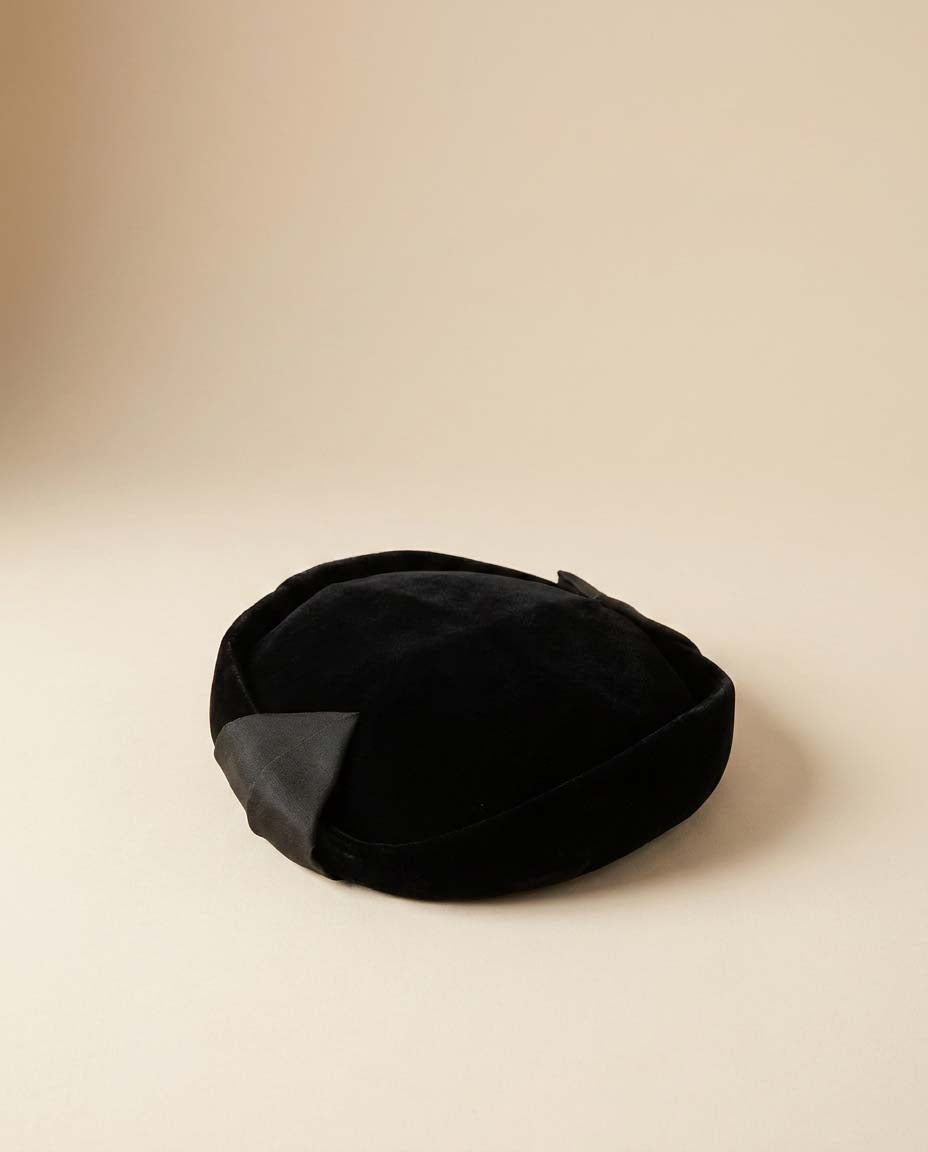 Vintage 1950s Betmar Black Velvet Cocktail Hat / Sculptural Tilt Hat with Grosgrain Ribbon Detail