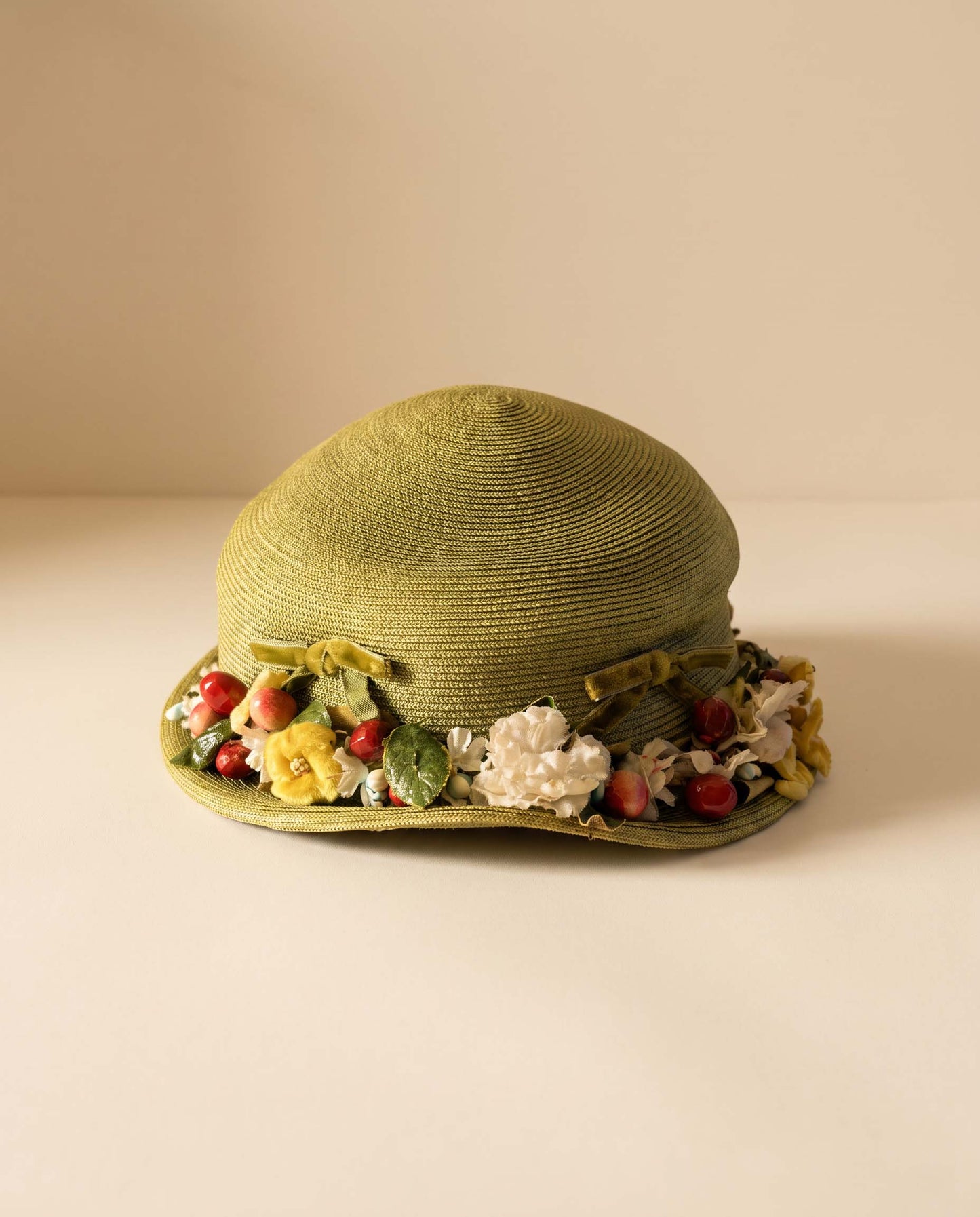 Vintage 1950s Magee’s Lincoln Green Straw Cloche Hat Floral Berry Trim Velvet Bows Womens Hat