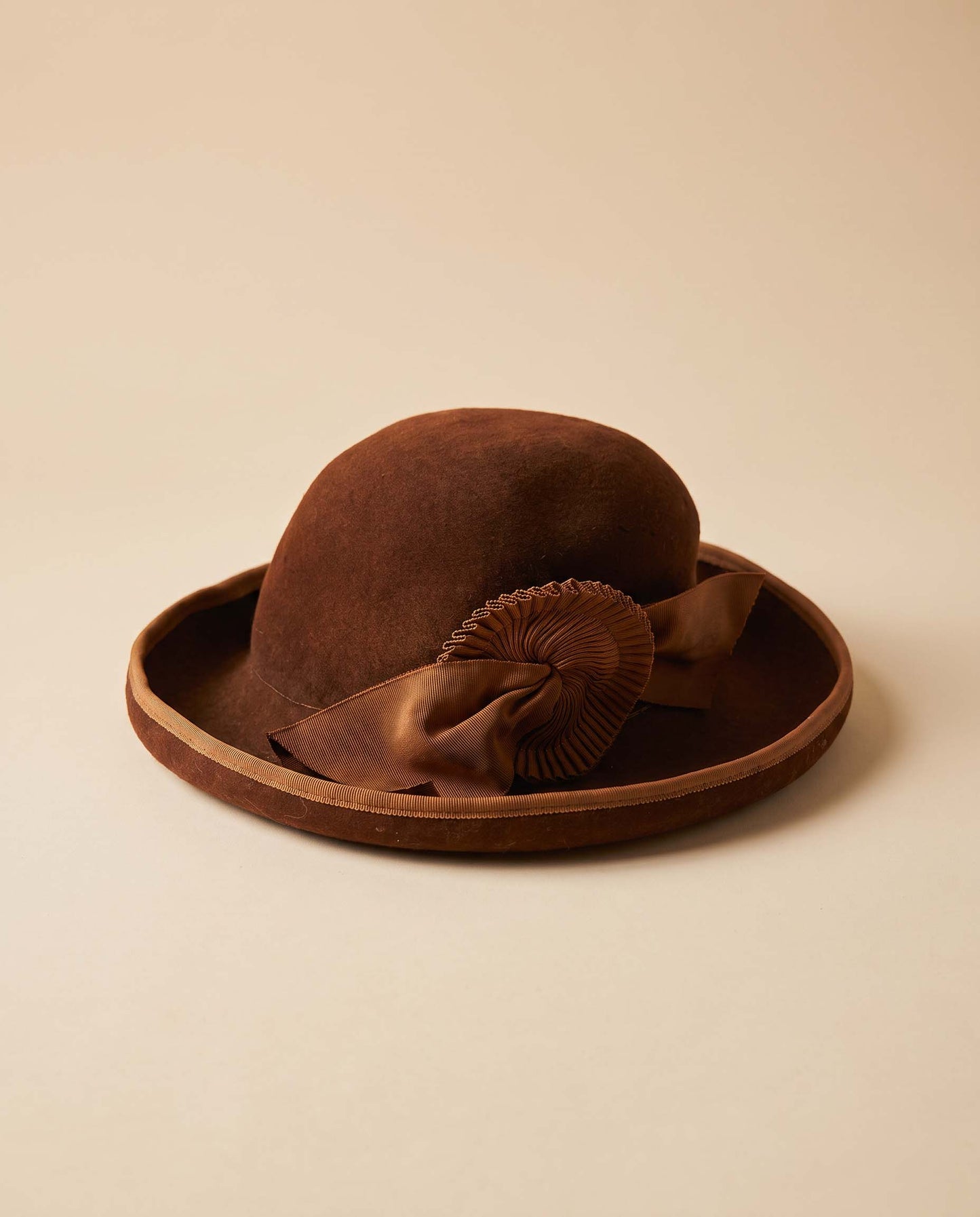 Vintage 1940s Brown Wool Felt Hat | Grosgrain Rosette Bow Brimmed Tilt Hat | 1940s Womens Millinery