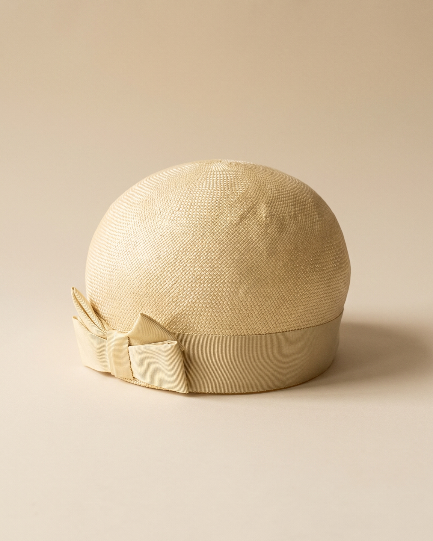 Vintage 1960s Ivory Straw Cloche Hat Grosgrain Ribbon Bow Brimless Women's Mod Wedding Bridal Hat