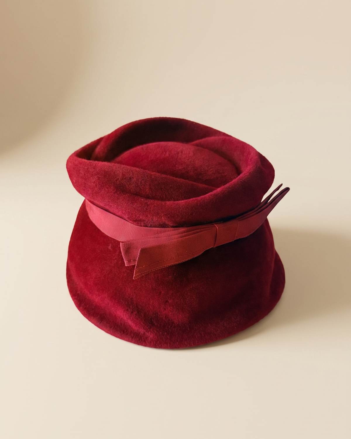 Vintage 1960s Deep Red Wool Felt Cloche Hat Sculptural Rolled Brim Grosgrain Bow Women's Mod Mid Century Hat