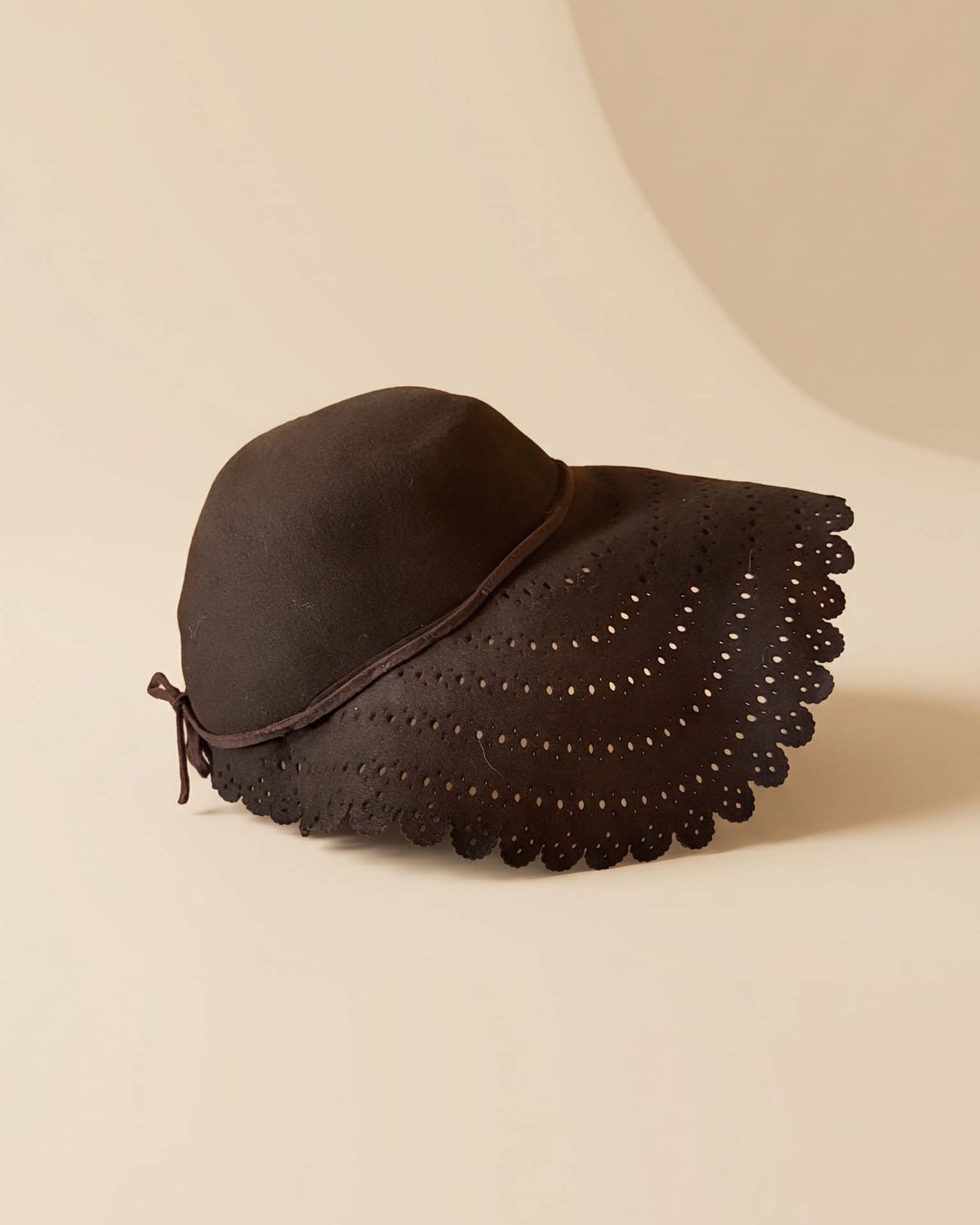 Vintage 1940s Dark Brown Wool Felt Wide Brim Hat Eyelet Cutwork Scalloped Brim Ribbon Tie Women's Millinery