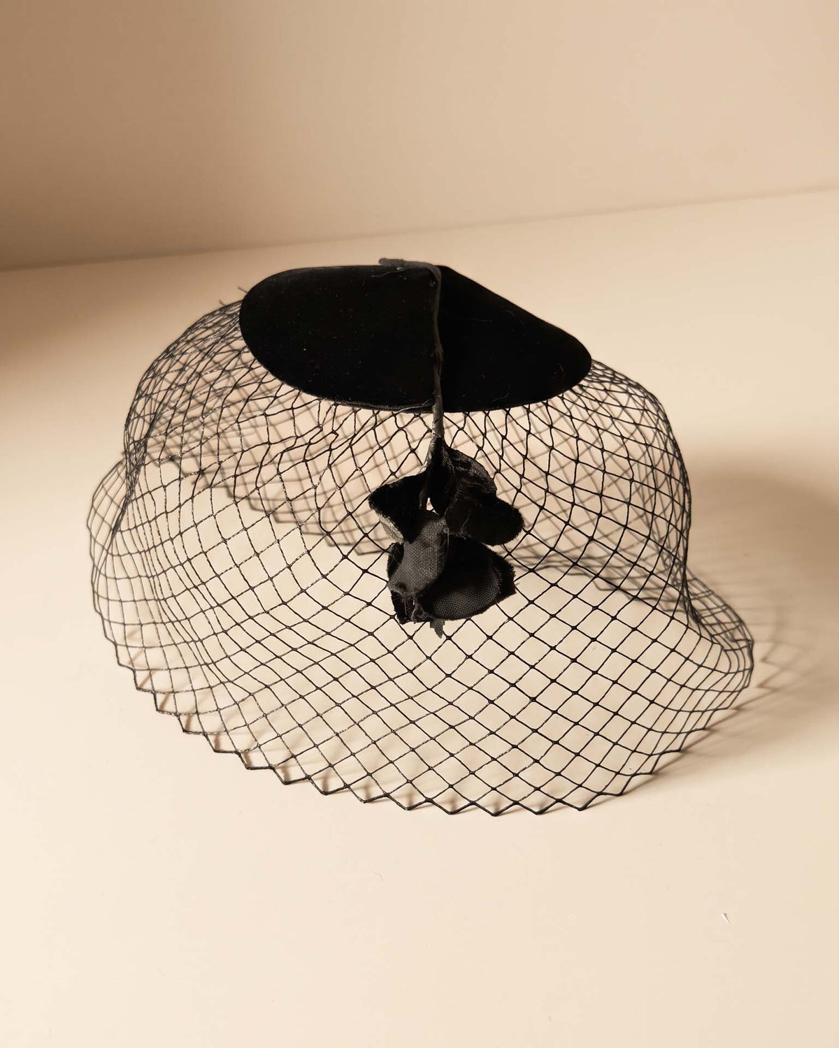 Vintage 1950s Black Veiled Fascinator Hat | Velvet Gothic Bridal Hat | Rose Face Veil Mourning Style Hat