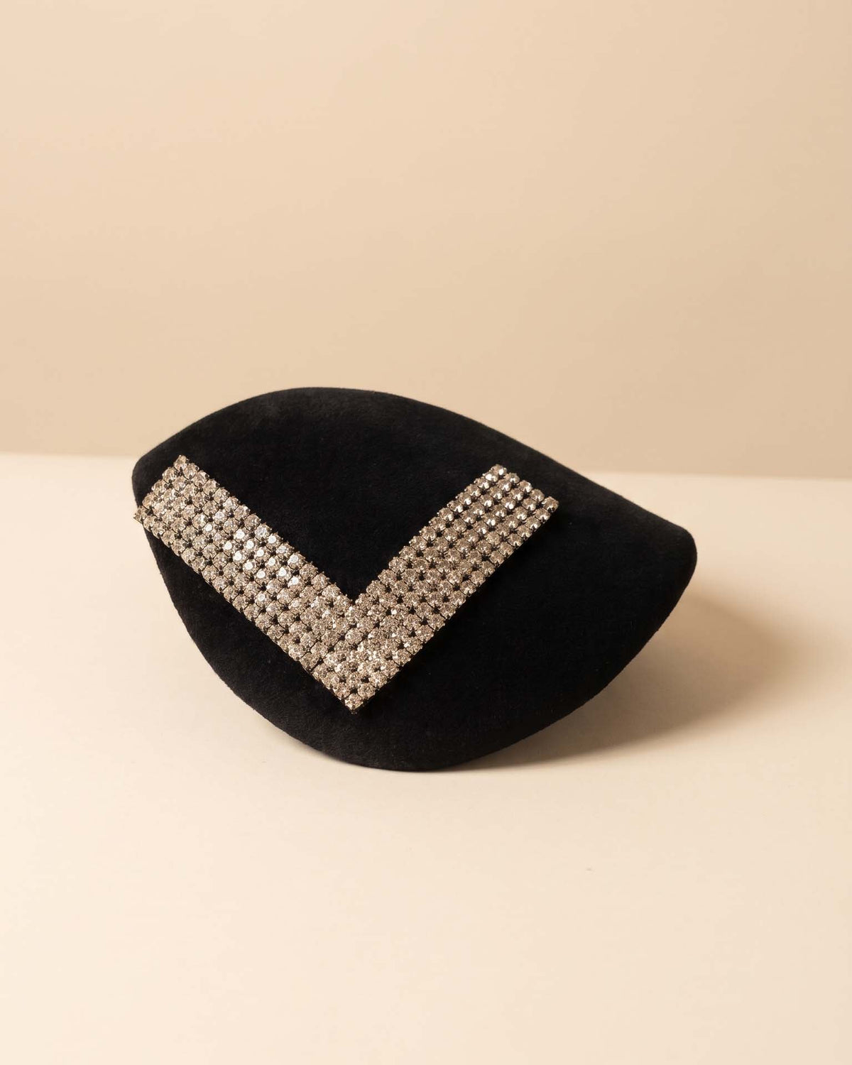 Vintage 1950s Black Felt Half Hat Rhinestone V Cocktail Hat Réplica de Parisienne Size 22